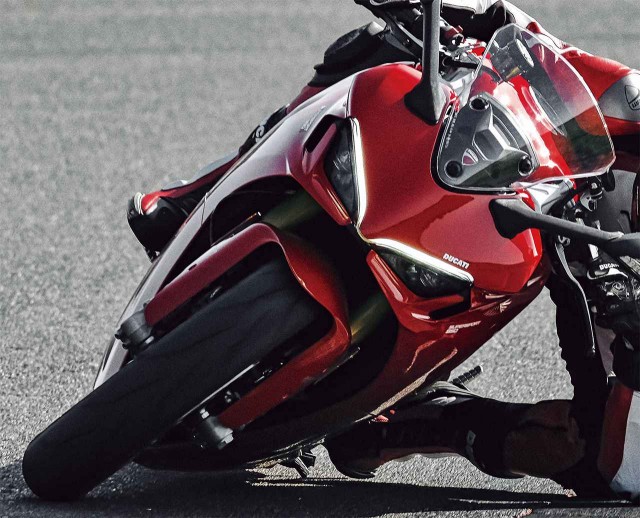 Thiết kế đèn pha hấp dẫn trên Ducati Supersport 950 2021